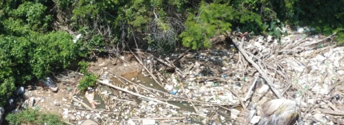 Vista aérea de lixo e galhos acumulados no Rio Atibaia